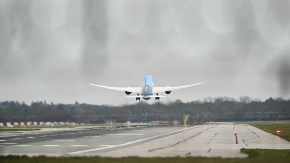 Passageiros desesperados buscam voos alternativos ap&oacute;s fechamento do maior aeroporto da Europa