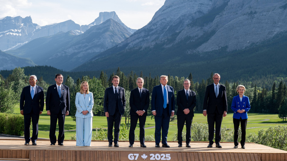 Foto di famiglia con Trump al G7, pochi sorrisi e facce tirate