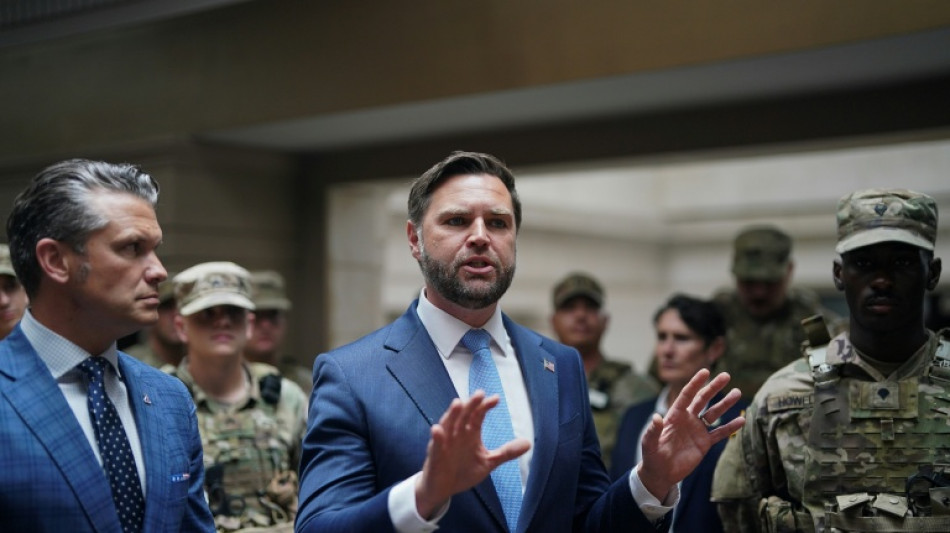 Abucheos en visita de Vance a tropas desplegadas en la capital de EEUU