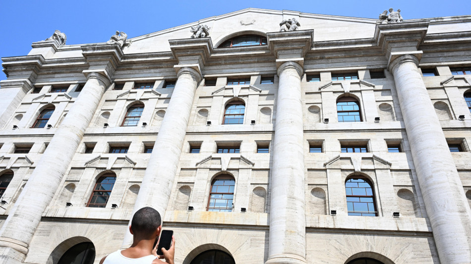 Borsa: Milano peggiora (-0,7%), pesano Iveco e Unicredit