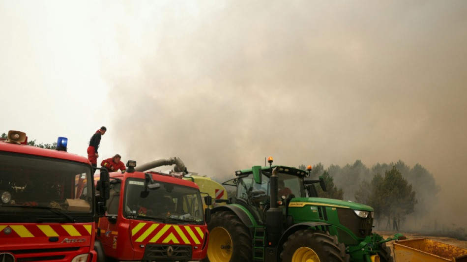  Dans la Gironde embras&eacute;e, "l'appui essentiel" des agriculteurs pour amener l'eau aux pompiers 