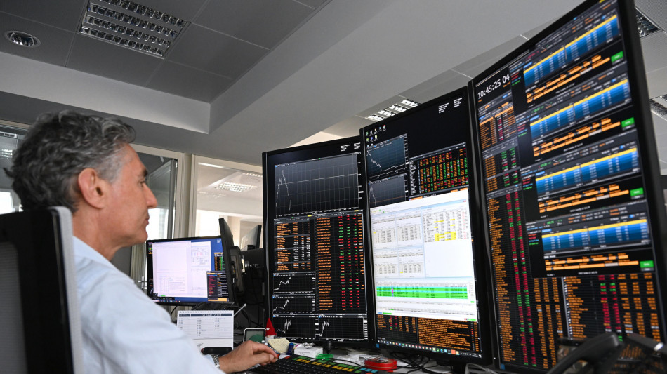  Borsa: Milano sale del 4% con le banche che entrano agli scambi 