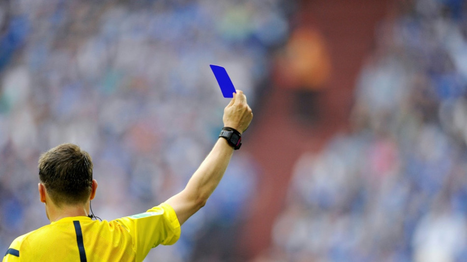 Blaue Karte vom Tisch: Einf&uuml;hrung im Profifu&szlig;ball gestoppt