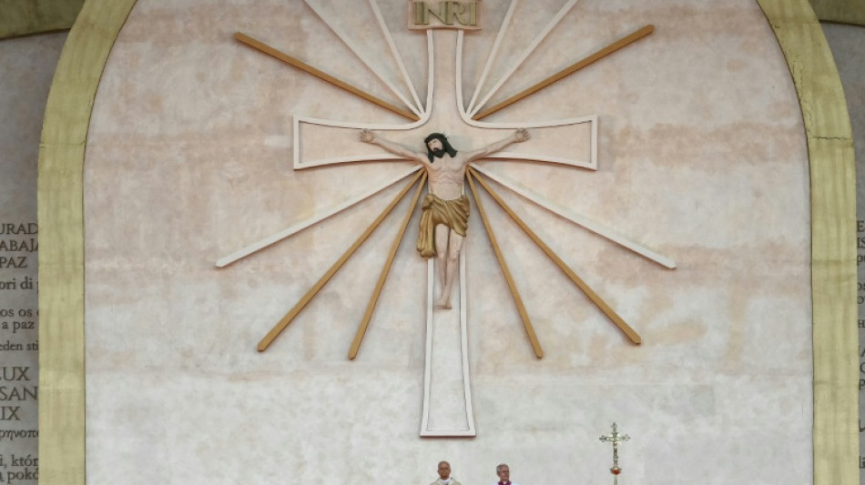  Pope Leo ends Africa visit with open-air mass in Equatorial Guinea 