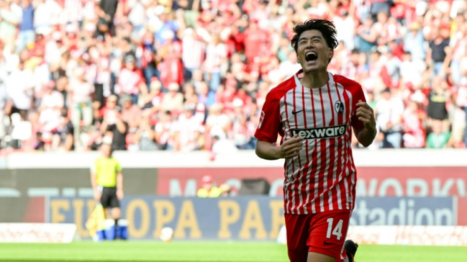  Suzuki sends 'perfect' Freiburg past Bremen, Schalke lose 