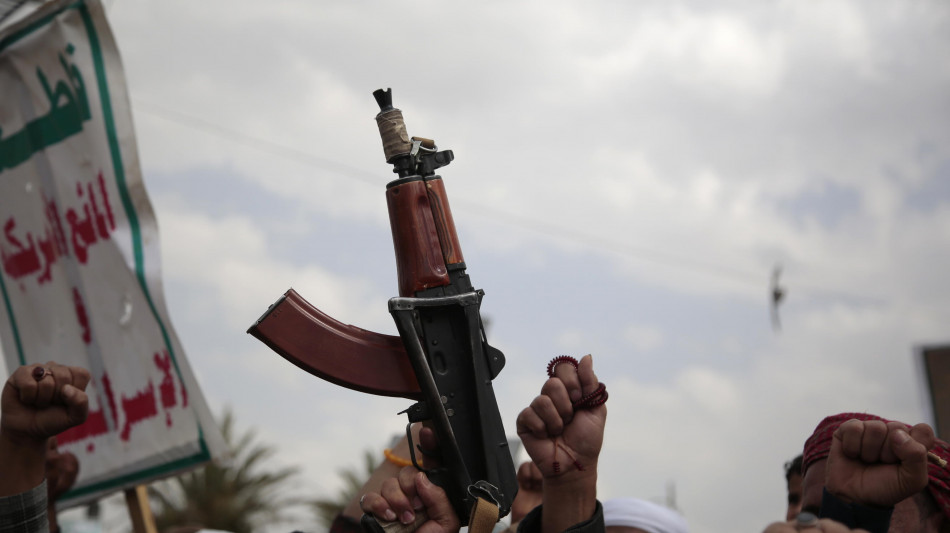Houthi, almeno 38 morti in attacco Usa a porto di Ras Issa