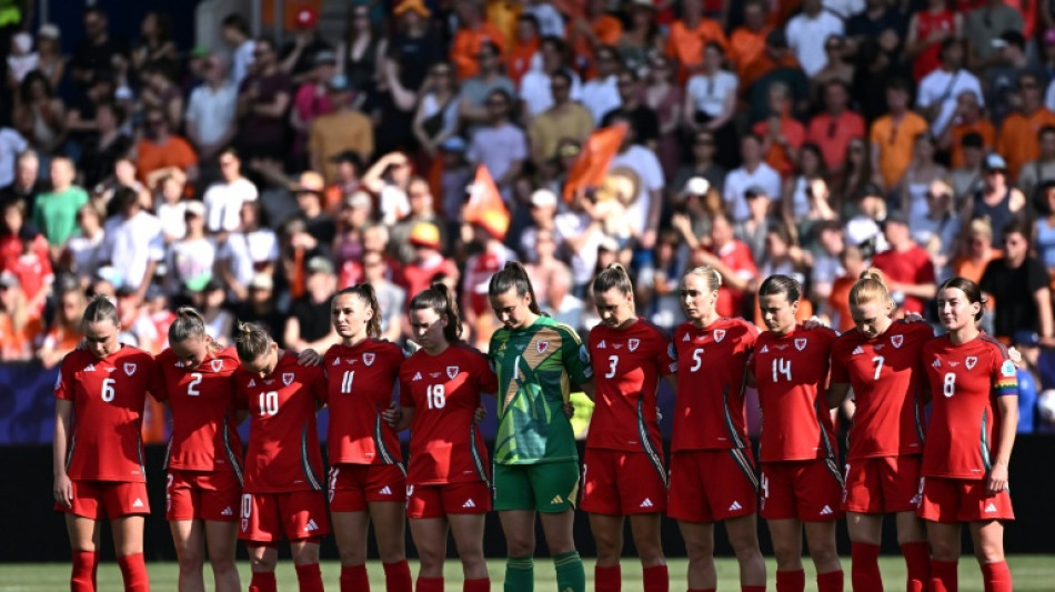 Seleção feminina do País de Gales sofre leve acidente de ônibus na Eurocopa