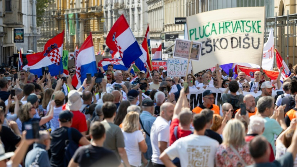  Dezenas de milhares protestam contra descarte de res&iacute;duos perigosos na Cro&aacute;cia 
