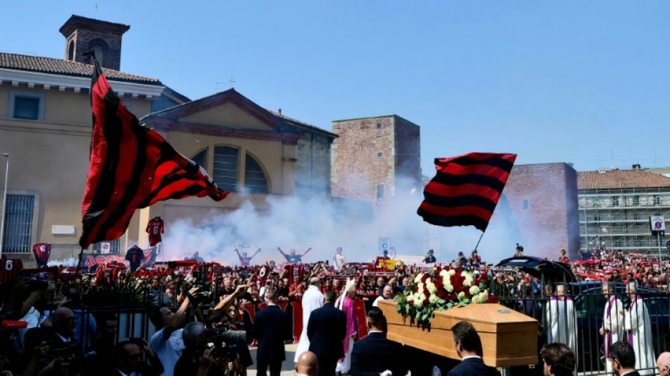  Des milliers de personnes aux obs&egrave;ques de la l&eacute;gende du football italien Baresi 
