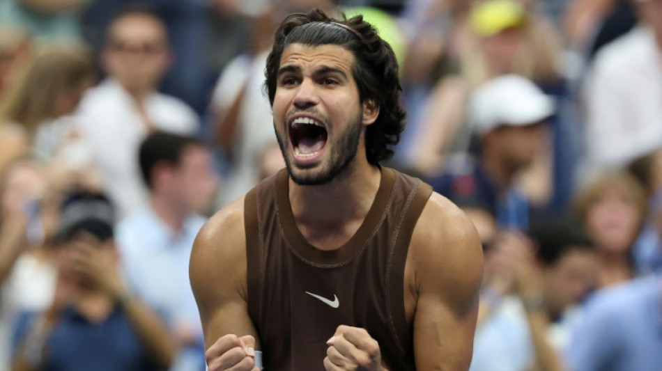  Alcaraz makes winning return at US Open, Sabalenka safely through 