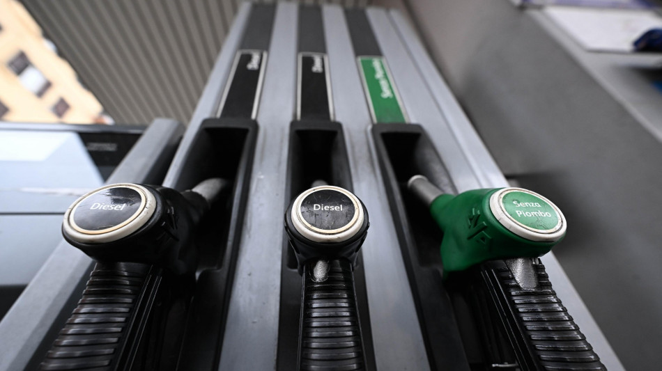  Mimit, carburanti ancora in rialzo, diesel a 2,3 in autostrada 