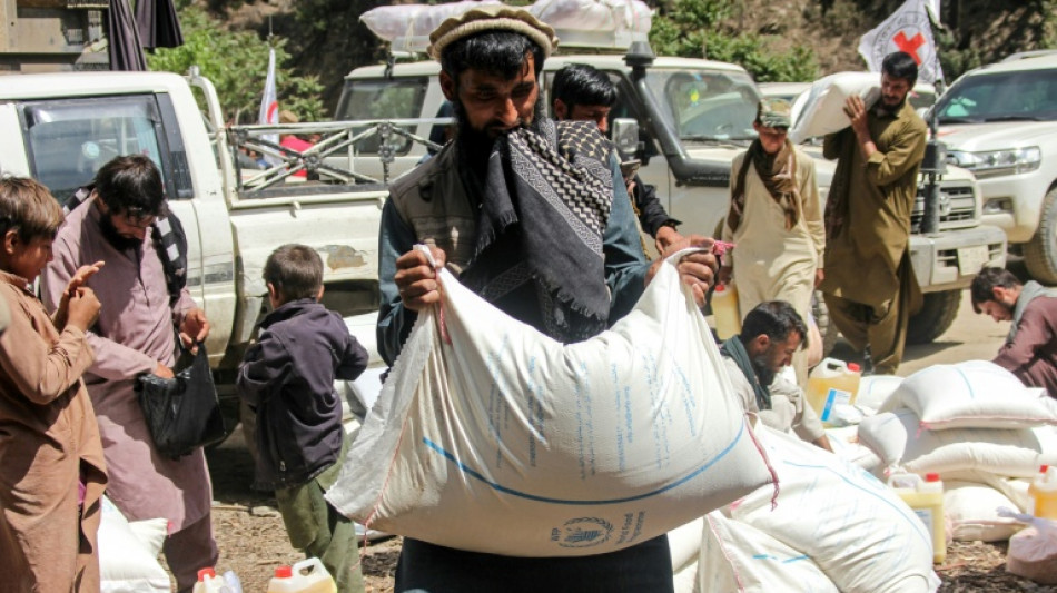 Apr&egrave;s des semaines coup&eacute;s du monde par la guerre, des Afghans re&ccedil;oivent une aide d'urgence 