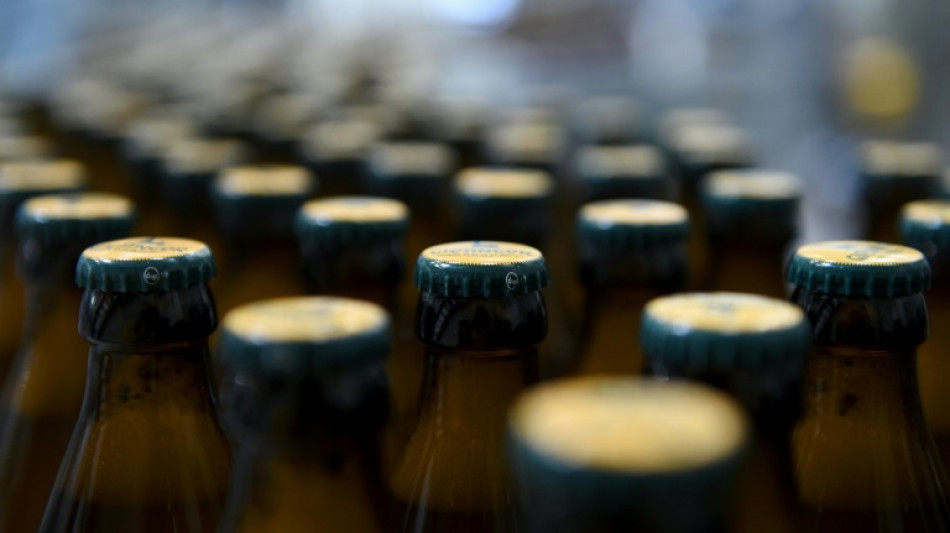 Lastwagen kippt in Bayern um und verliert 5600 Flaschen Weißbier