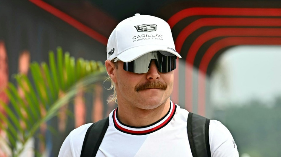  Le pilote finlandais de F1 Bottas p&eacute;dale &agrave; v&eacute;lo de la Malaisie &agrave; Singapour 