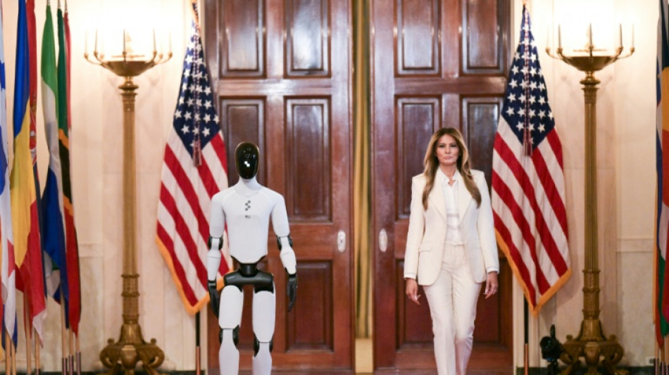  Primer robot: Melania Trump lleva un androide a un evento en la Casa Blanca 