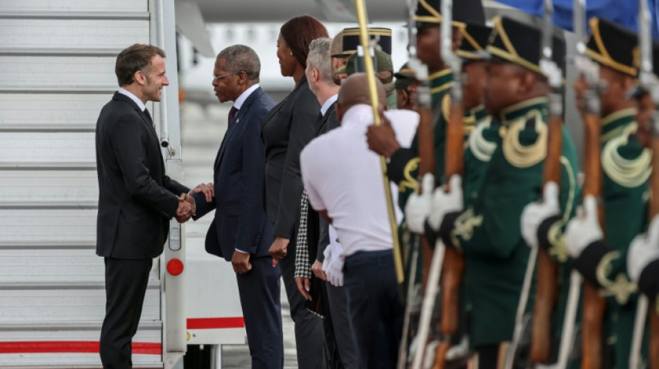 Apartheid, économie: Macron entame une visite en Afrique du Sud avant le G20