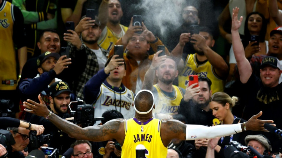 NBA: James s'&eacute;l&egrave;ve un peu plus haut dans la stratosph"air" Jordan
