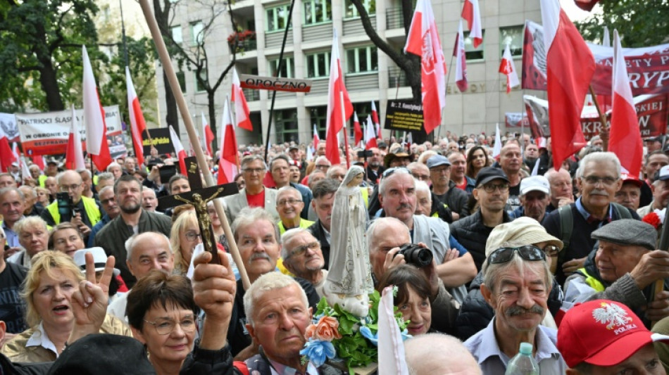  Konflikt um Verfassungsgericht: Rechte Opposition demonstriert in Warschau 