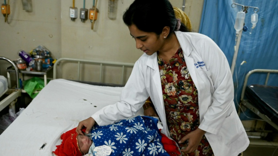 Beb&ecirc;s nascidos em hospitais p&uacute;blicos ganham anel de ouro em estado da &Iacute;ndia