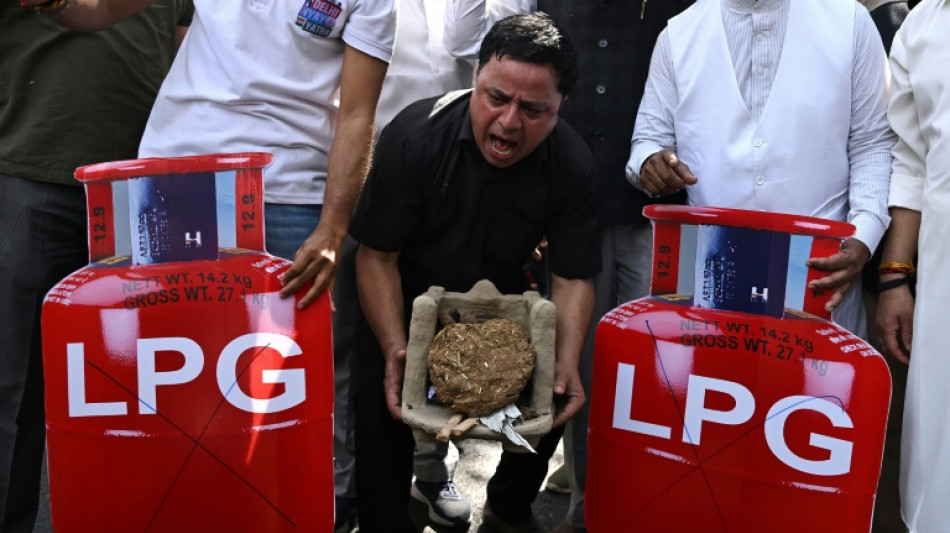  Gas shortages push India's poor back to wood and coal 