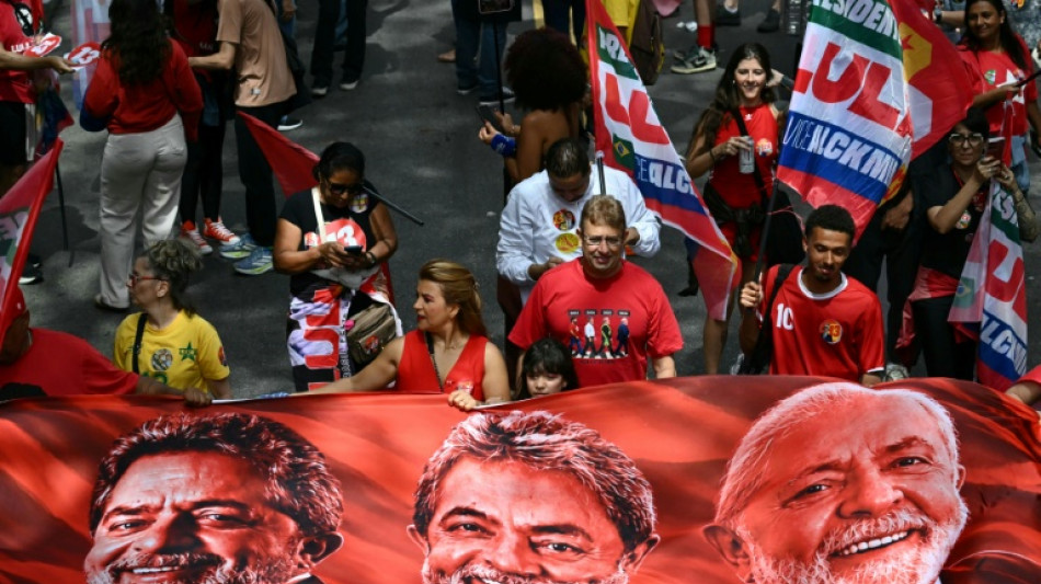  Lula e Fl&aacute;vio Bolsonaro encerram campanhas na v&eacute;spera de uma elei&ccedil;&atilde;o acirrada 