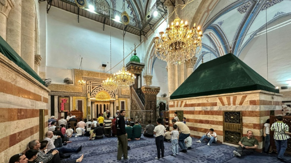  Israelis, Palestinians torn over sacred shrine in city of Hebron 