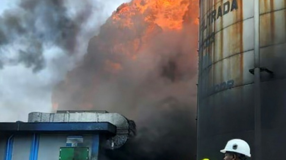 Principal refiner&iacute;a de Ecuador suspende operaciones por incendio