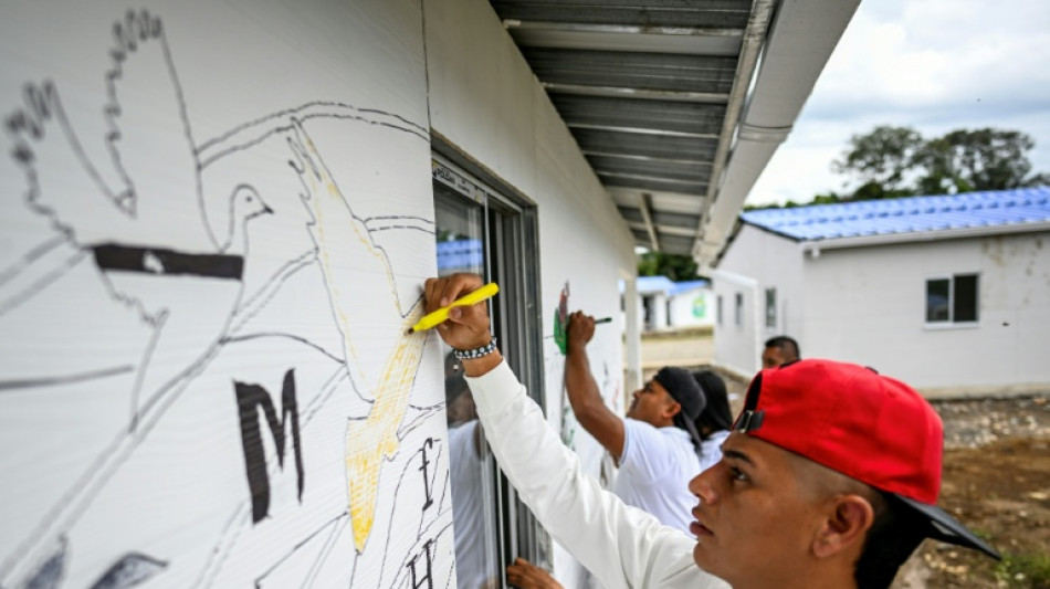  Colombian ex-guerrillas fear for future under hardline president 