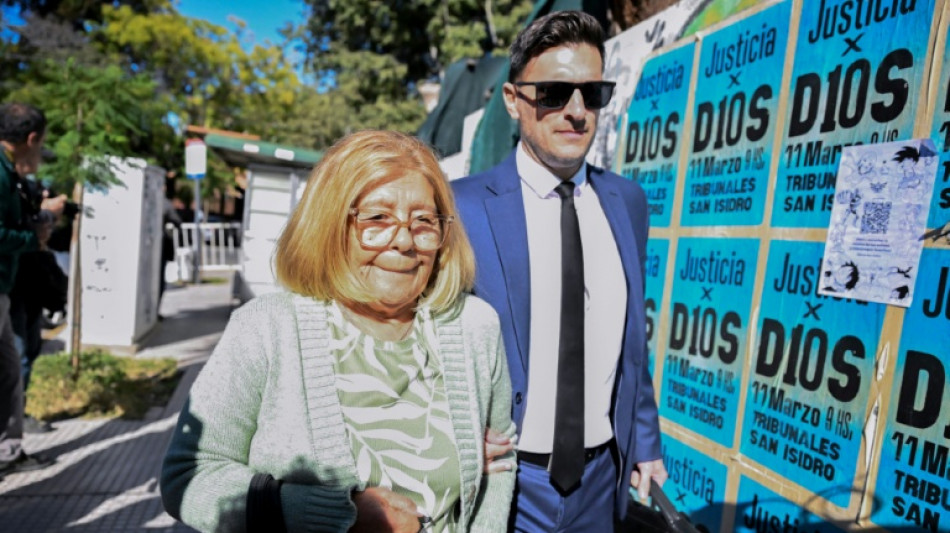  Un abogado y dos hermanas de Maradona, a juicio en Argentina por "administraci&oacute;n fraudulenta" de su marca 