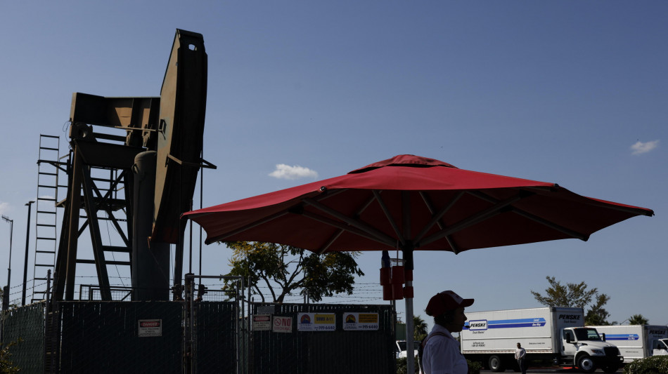  Petrolio sale ancora, Brent a 108,7 dollari al barile 