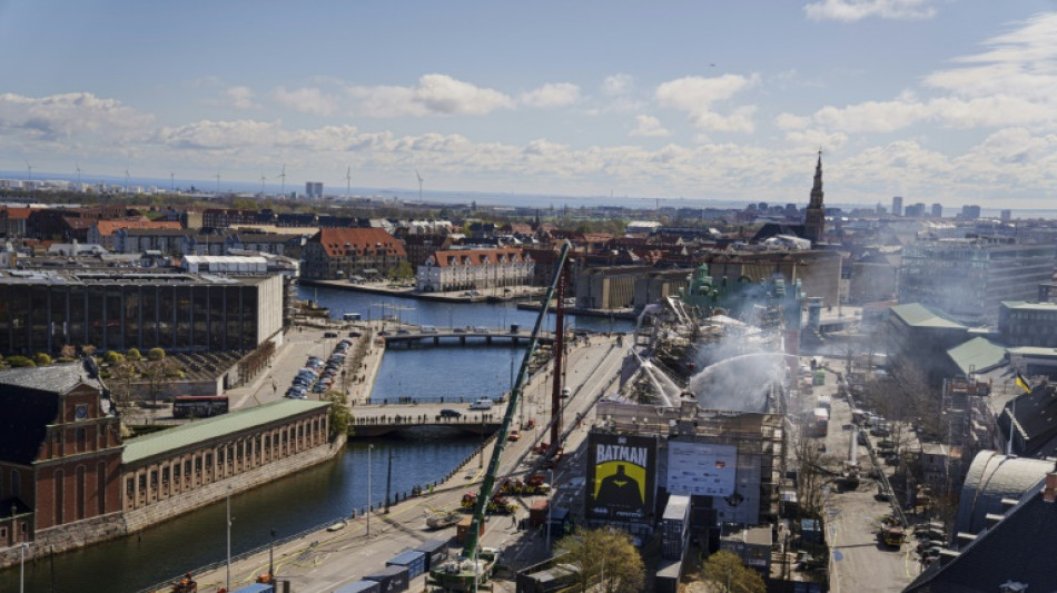 Los bomberos siguen con las labores de extinción en la antigua Bolsa de Copenhague