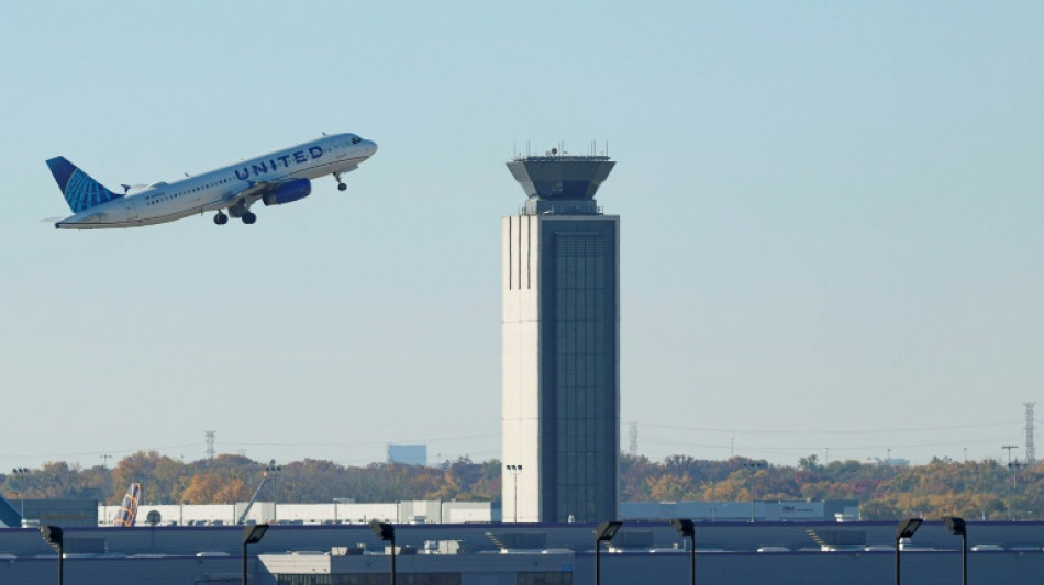 Paralysie budgétaire aux Etats-Unis: des milliers de vols annulés, lueur d'espoir d'un déblocage au Sénat