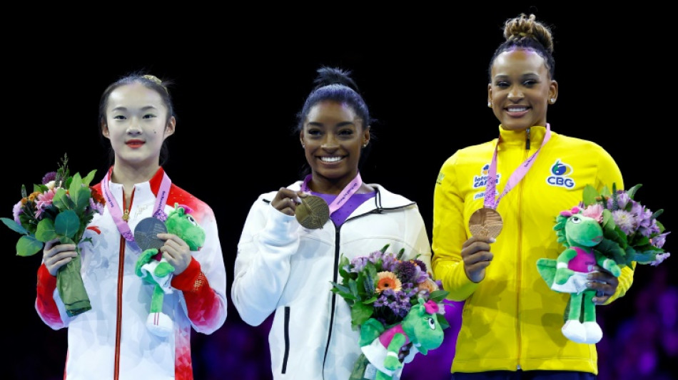 Simone Biles &eacute; campe&atilde; mundial na barra de equil&iacute;brio; Rebeca Andrade &eacute; bronze