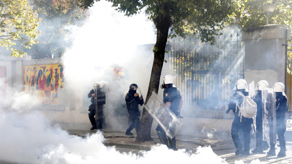  Caos a Tirana, scontri violenti e 194 persone fermate nel Paese 