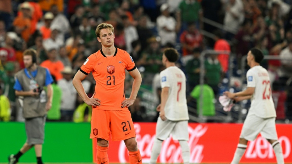  Barcelona's De Jong returns from World Cup with torn ligament 