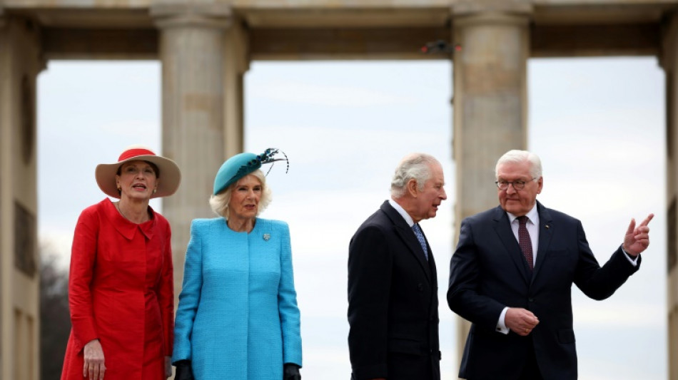 Charles am Brandenburger Tor in Berlin mit militärischen Ehren empfangen