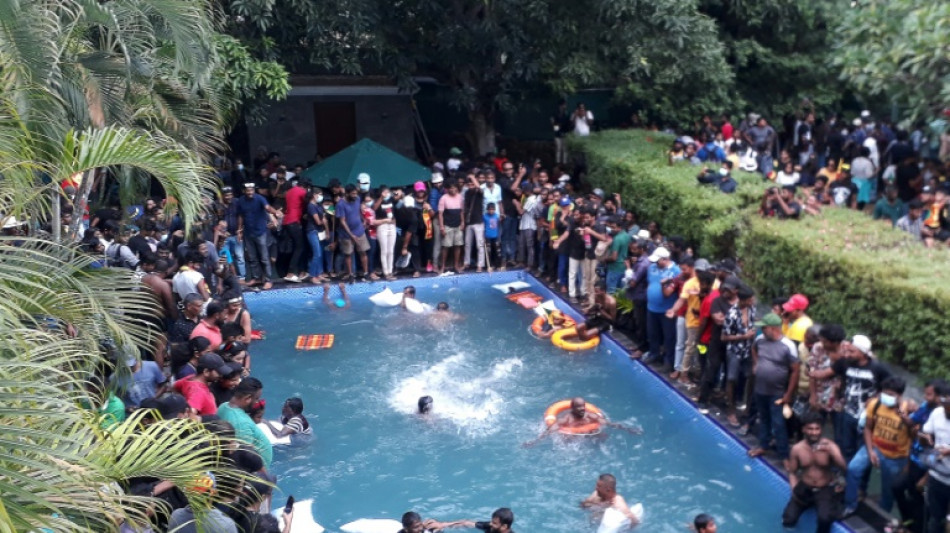 Au Sri Lanka, baignade festive dans la piscine du président en fuite