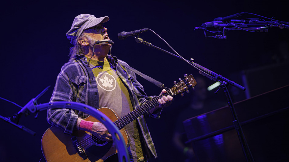  Neil Young fa causa allo staff di Trump per aver suonato 'Rockin' in the Free World' 
