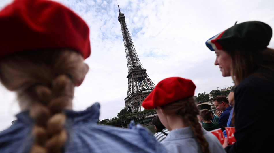 Parigi tocca i 35 gradi, chiudono in anticipo Tour Eiffel, Louvre e Museo d'Orsay