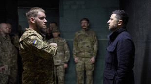 Il presidente ucraino Zelensky visita le truppe nel Donetsk