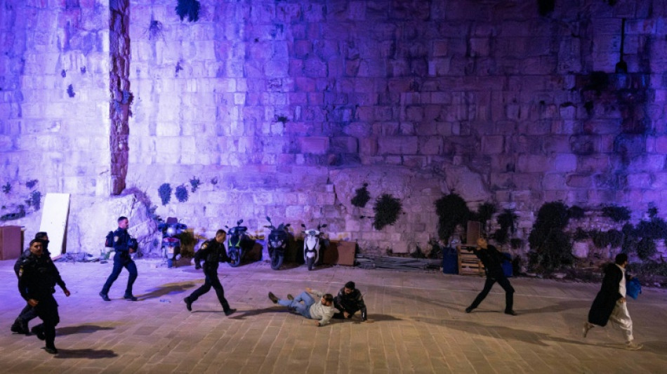  Foreign press group slams Israeli police for breaking journalist's wrist 