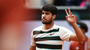 Alcaraz inicia defesa do t&iacute;tulo em Roland Garros com vit&oacute;ria sem sustos sobre Zeppieri