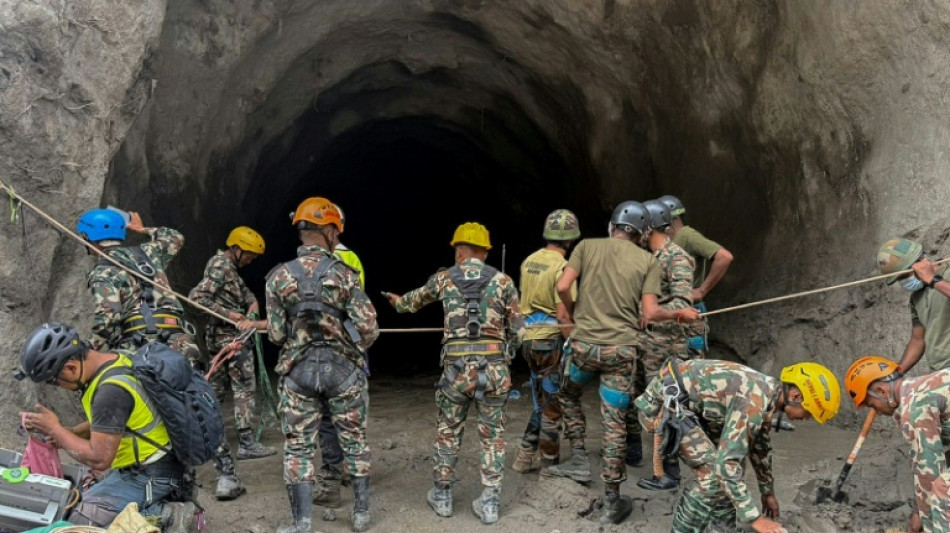  Nepal tunnel rescues face 'unprecedented' challenge 