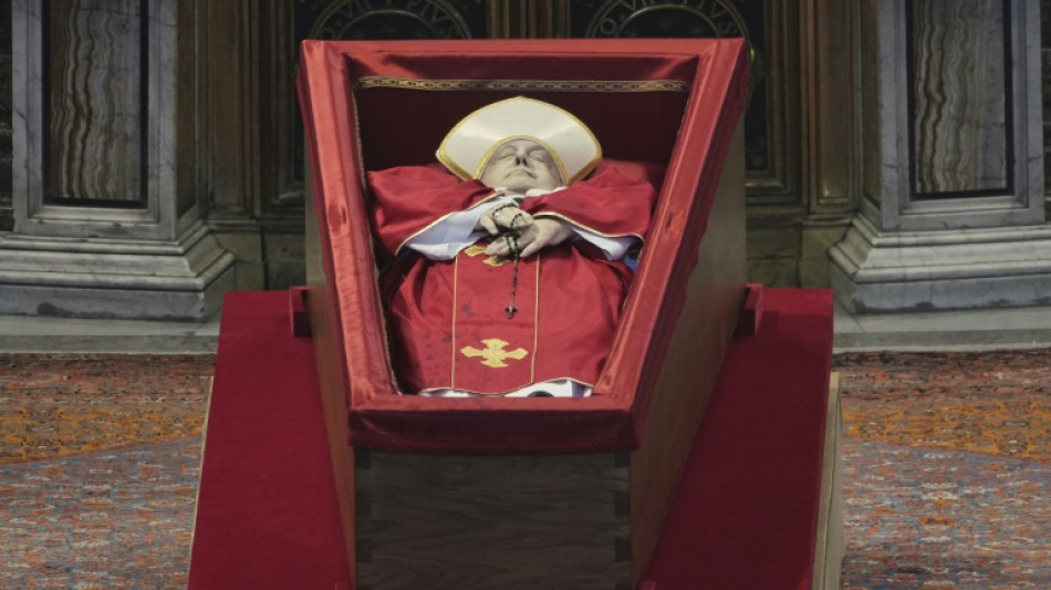 Milhares de fiéis se despedem do papa Francisco na Basílica de São Pedro