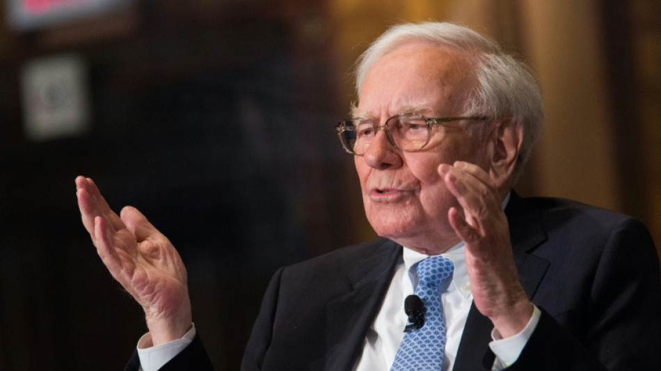  Warren Buffett steps down as Berkshire Hathaway chairman 