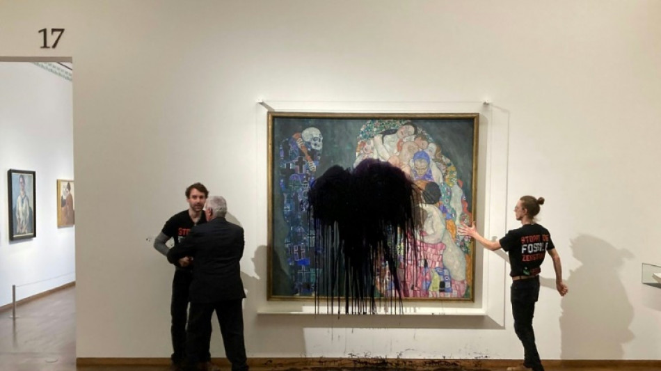 Des militants écologistes aspergent de liquide noir un chef d'oeuvre de Klimt 