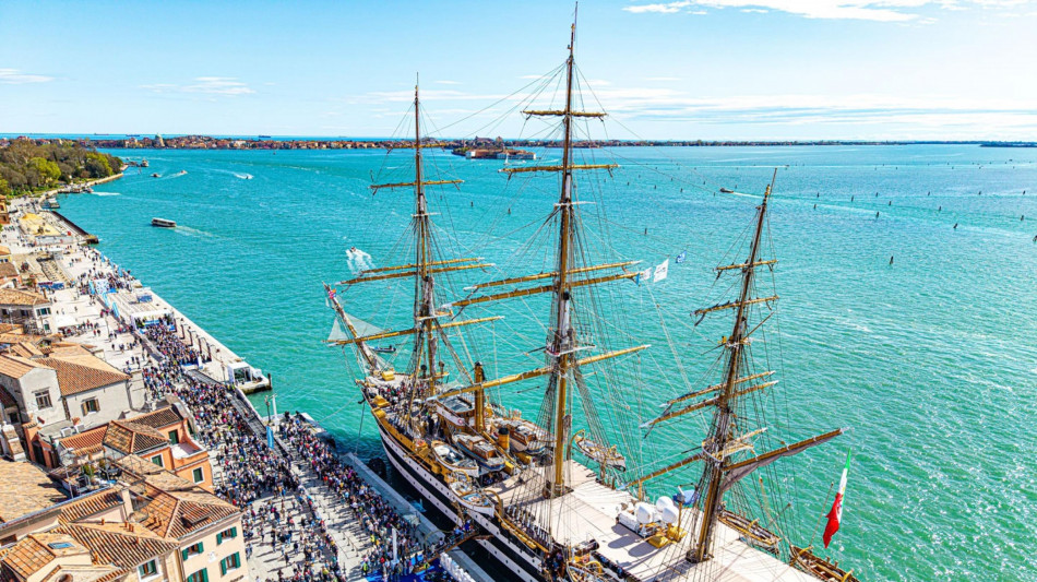  Nave Amerigo Vespucci a Tunisi, a bordo anche 15 allievi ufficiali tunisini 