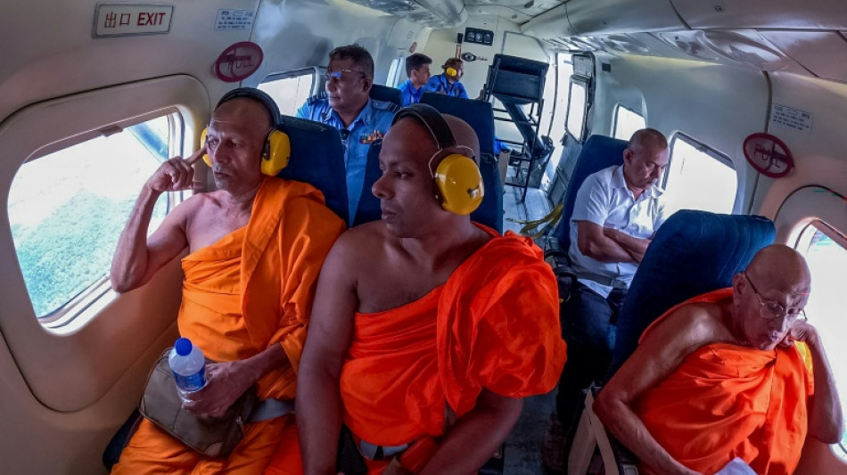  G&ouml;ttliche Hilfe erhofft: Sri Lankas Luftwaffe fliegt M&ouml;nche &uuml;ber D&uuml;rregebiete 