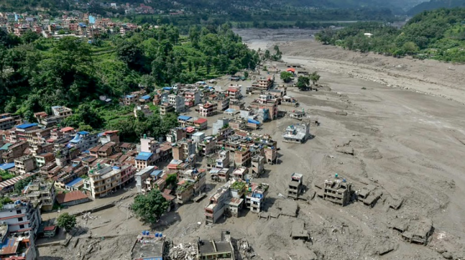  Rescatistas buscan a cientos de personas tras riadas entre Nepal y T&iacute;bet que dejan 160 muertos 