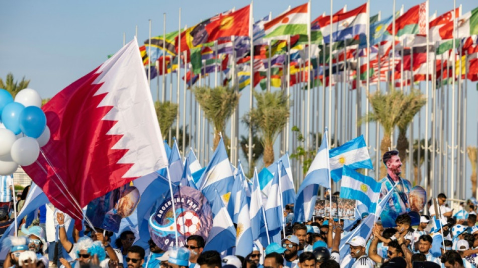Miles de trabajadores migrantes desfilan en Doha en apoyo al Mundial